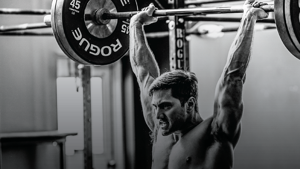 Zeus training: an athlete lifting a barbell overhead